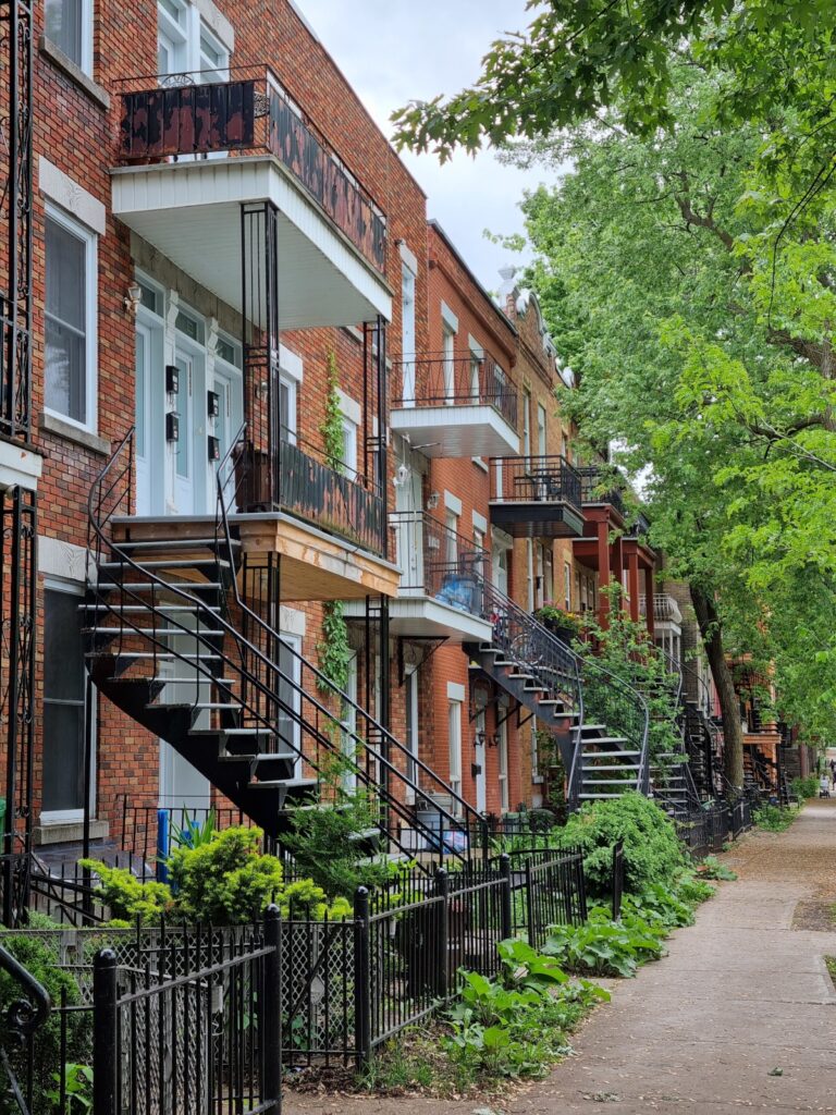 Le plateau street with houses