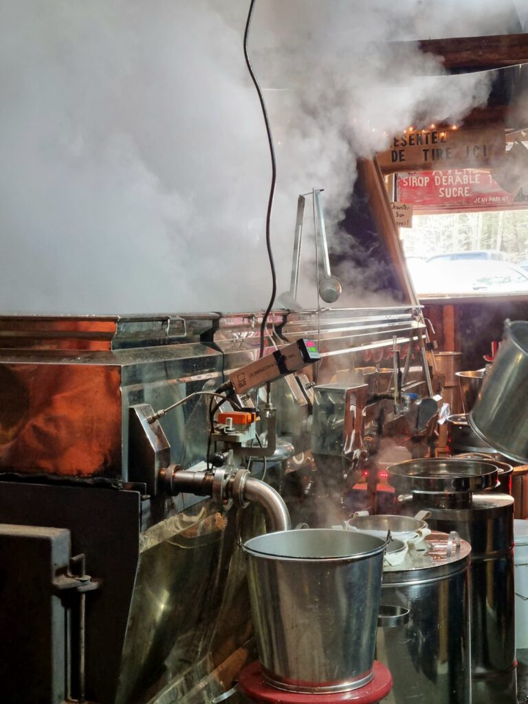 Sugar shack equipment to heat maple syrup